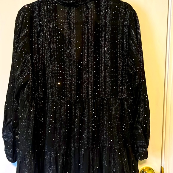 Beautiful black sparkly top, buttoned sleeves, size large. - Picture 4 of 4